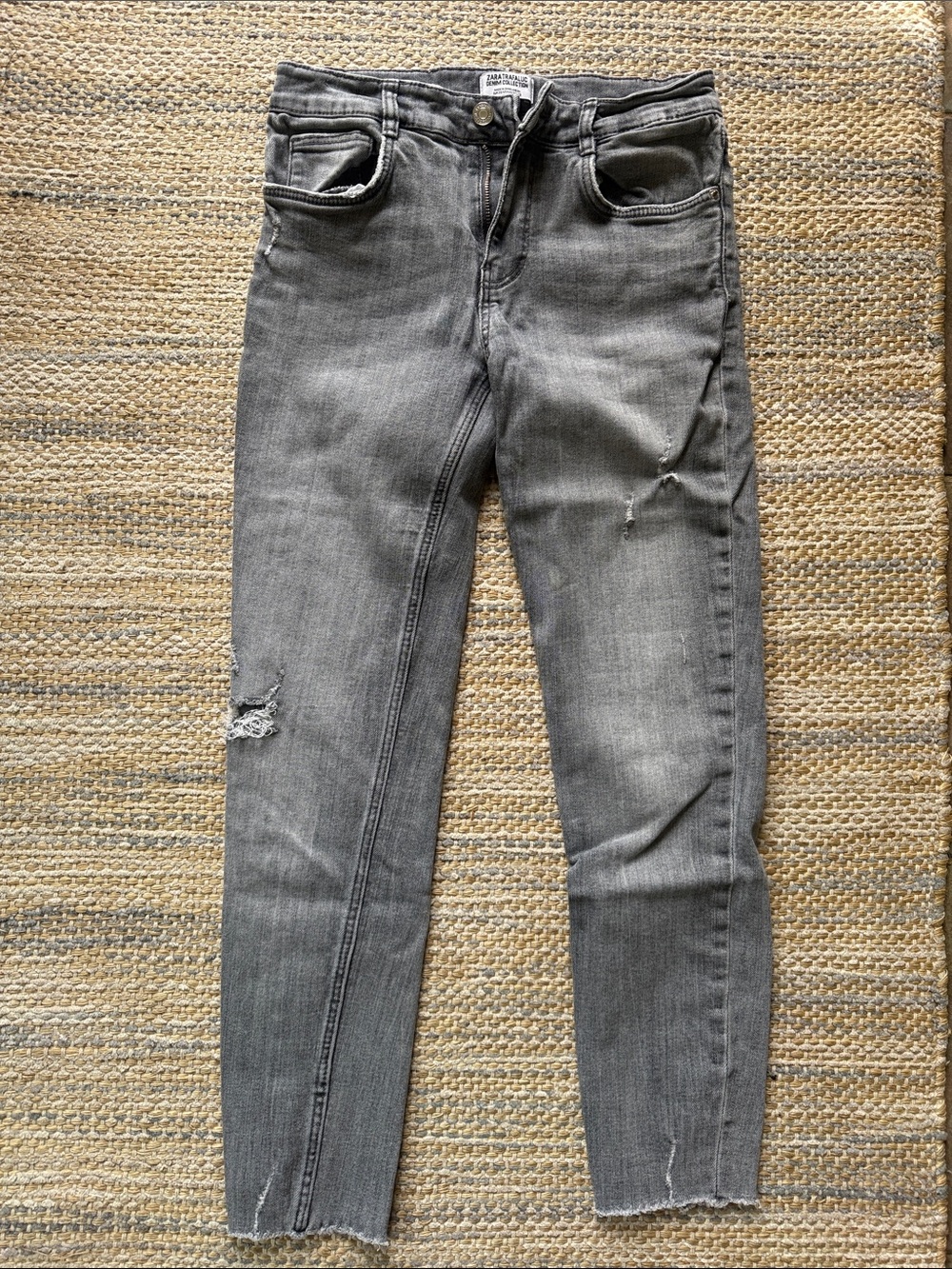 ZARA Women's Gray Distressed ankle Jeans